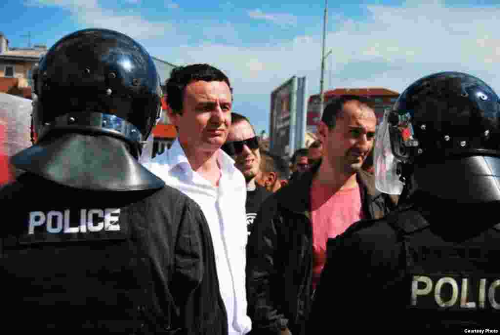 Protest zbog posete Borka Stefanovića Kosovu, Priština, 12. maj 2011 - Sukob policije i demonstranata, Foto: Samoopredeljenje