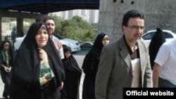 مصطفی تاجزاده در هنگام بازگشت به زندان به همراه همسرش، فخرالسادات محتشمی پور