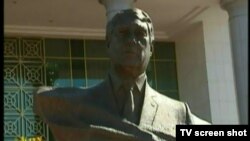 Mälikguly Berdimuhamedowyň Yzgant obasyndaky heýkeli