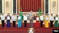  Öňünden ýörite taýýarlanan we ýurduň sebitlerinden getirilen çagalar, öňki ýyllarda bolşy ýaly, prezidente bugdaý planynyň doldurylandygyny buşladylar.