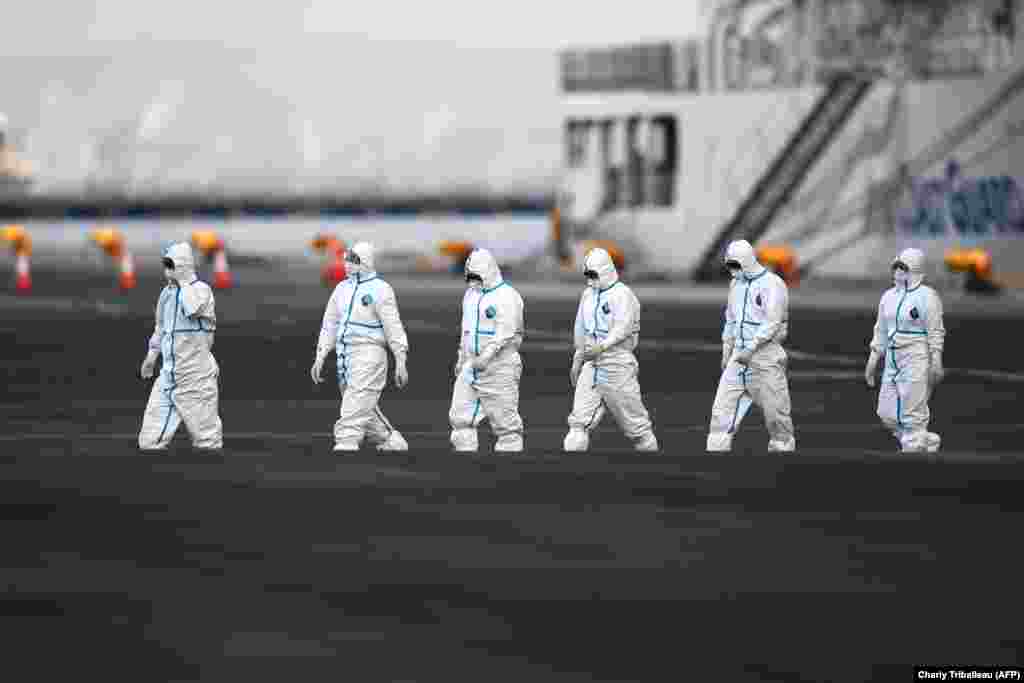 Жапонын эксперттер тобу&nbsp;&laquo;Diamond Princess&raquo; кемесинен жээкке кайткан учуру. Көпчүлүк жүргүнчүлөр оору тамак-аш же кеменин желдетүүчү системасы аркылуу жугушу мүмкүн деп кабатыр болушууда.&nbsp; &nbsp;