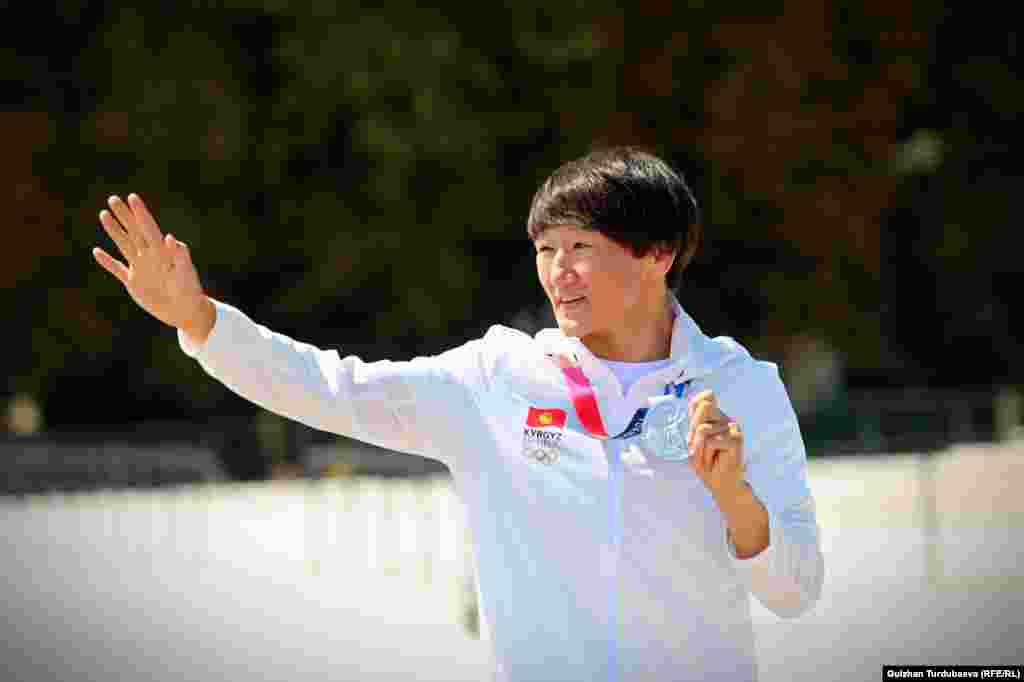 Айсулуу Тыныбекова кыргызстандыктардан кечирим сурады. &quot;Алтын медал алып берем деп убада бергем, бирок ал убадамды аткара албай калдым. Ал үчүн сиздерден кечирим сурайм. Спортчуларды колдоп турдуңуздар. Ушул жерге келип колдогонуңарды мелдештен кийин көрүп алып ыйладым. Күмүш медалдын баркын сиздердин колдооңуздардан кийин билдим&quot;, - деди ал.&nbsp;
