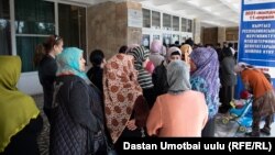 Очередь на одном из избирательных участков в Оше. 11 апреля 2021 года. 