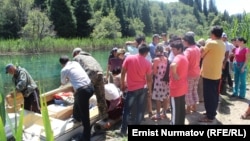 Корукта моторлуу кайыкка кезек күткөндөр