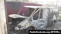 Машина волонтера Володимира Єльця після інциденту