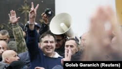 დაკავებული მიხეილ სააკაშვილი მხარდამჭერებმა გაათავისუფლეს