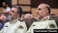 فرمانده پلیس تهران (راست) در کنار حسین اشتری، فرمانده کل نیروی انتظامی ایران.