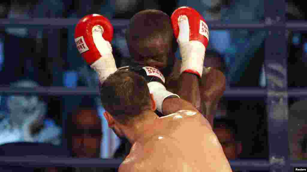 Авганистанскиот боксер Хамид Рахими на професионален меч во Кабул.