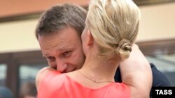 Навальний обіймає свою дружину після звільнення в залі суду, 19 липня 2013 року