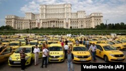 Și taximetriștii din România au organizat proteste pe măsură ce autoritățile căutau moduri de a reglementa activitatea unor firme precum Uber, care invocau faptul că sunt aplicații care doar pun în legătură soferi și potențiali clienți. 18 iunie 2019, București.