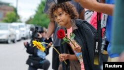 Qytetarët mirëpresin presidentin Biden në Tulsa, 1 qershor, 2021.