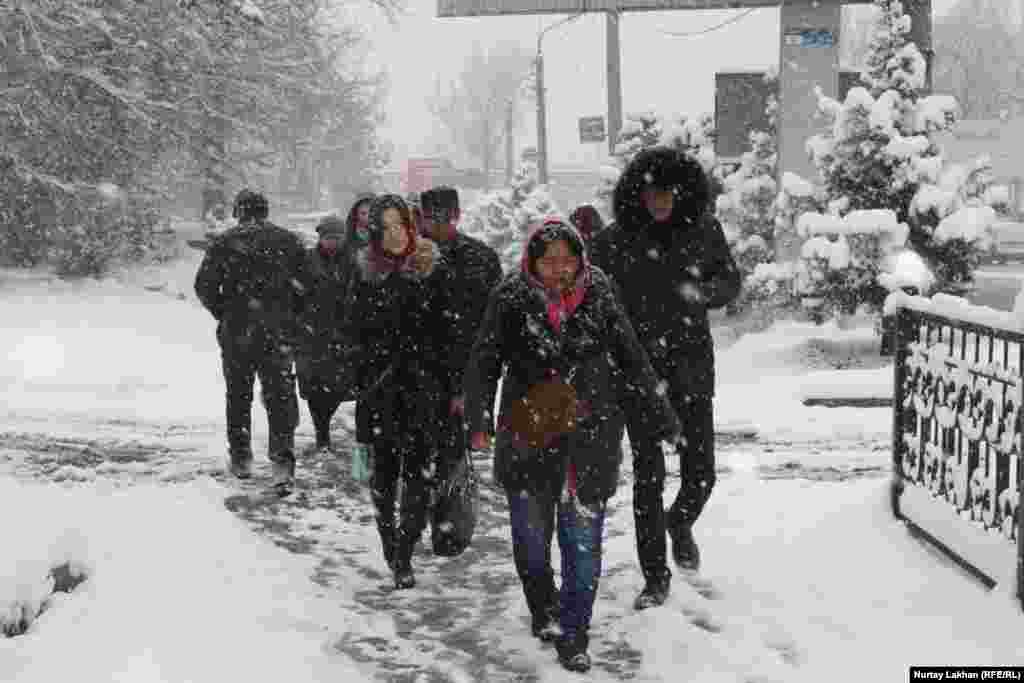 Из-за несвоевременной уборки снега затруднено движение пешеходов. Перед снегопадом шел дождь.&nbsp;