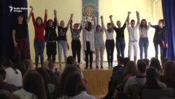 Đaci pozorištem brišu religijske razlike