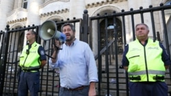 Христо Иванов по време на протеста пред Съдебната палата