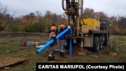 Работа геологической экспедиции в населенном пункте буферной зоны