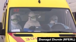 Работники службы скорой помощи в городе Актобе.