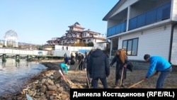 Питання про те, чи є берегова лінія є пляжем чи ні, перетворилося на боротьбу у суді, де одна сторона намагається довести, що берег Чорного моря – це пляж, тоді як інша наполягає на тому, що насправді там ніколи пляжу й не було