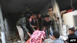 Palestinci prenose tijelo nastradalog u Gazi, 06. januar 2009. 