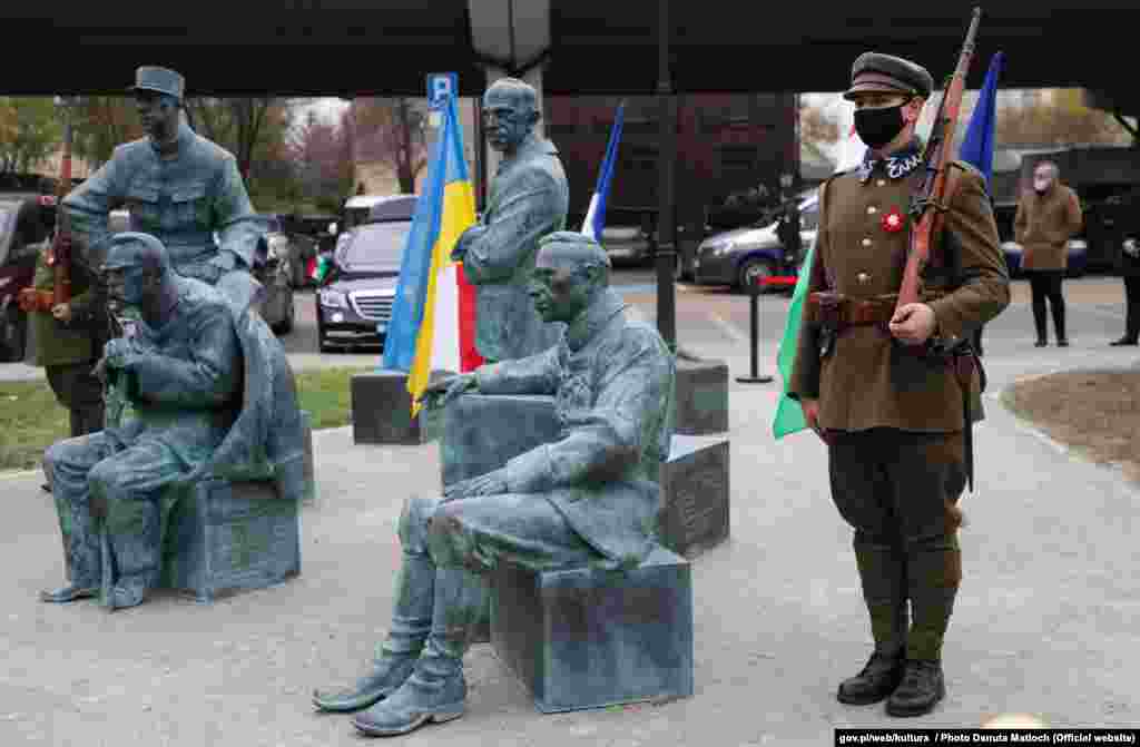 У Польщі на Вокзальній площі у Скерневицях (Лодзьке воєводство) відкрили пам&#39;ятник під назвою &laquo;Перед Варшавською битвою &ndash; Скерневиці 1920-2020&raquo;. Він вшановує народи, які підтримали польську армію в боротьбі проти більшовиків 1920 року. У скульптурній композиції: маршал Юзеф Пілсудський, голова Директорії УНР Симон Петлюра, прем&rsquo;єр Угорщини Пал Телекі та військовий радник штабу польської армії, а пізніше президент Франції Шарль де Голль. 9 листопада 2020 року