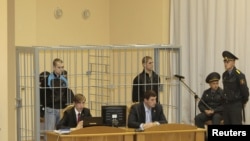 Подсудимые Дмитрий Коновалов и Владислав Ковалев - в клетке и в наручниках.