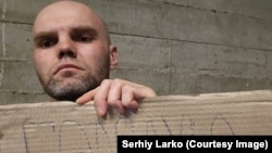 15 чоловіків оголосили голодування, вимагаючи зустрічі з представниками українського посольства