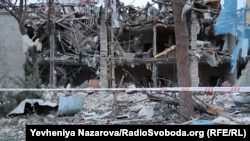 Ракетою на світанку по багатоповерхівці. Наслідки удару РФ по Запоріжжю (фотосвідчення)
