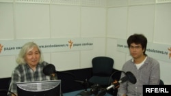 Писатель Муса Мураталиев (слева) с молодым кыргызским музыкантом Азаматом Сыдыковым. Москва, 5 июля 2009 г.