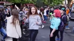 Armenii sărbătoresc după ce au forțat prin proteste demisia premierului Serj Sarkisian