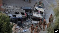 Солдати ліванської армії йдуть повз зруйновані автомобілі після ізраїльських ударів у селі Барджа на південь від Бейрута, Ліван, 12 жовтня 2024 року