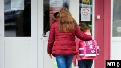 Diákok érkeznek a Gyáli Bartók Béla Általános Iskolába 2021. április 19-én. Az általános iskolák alsó tagozatai ezen a napon visszatérnek a tantermi oktatáshoz és kinyitottak az óvodák is.
