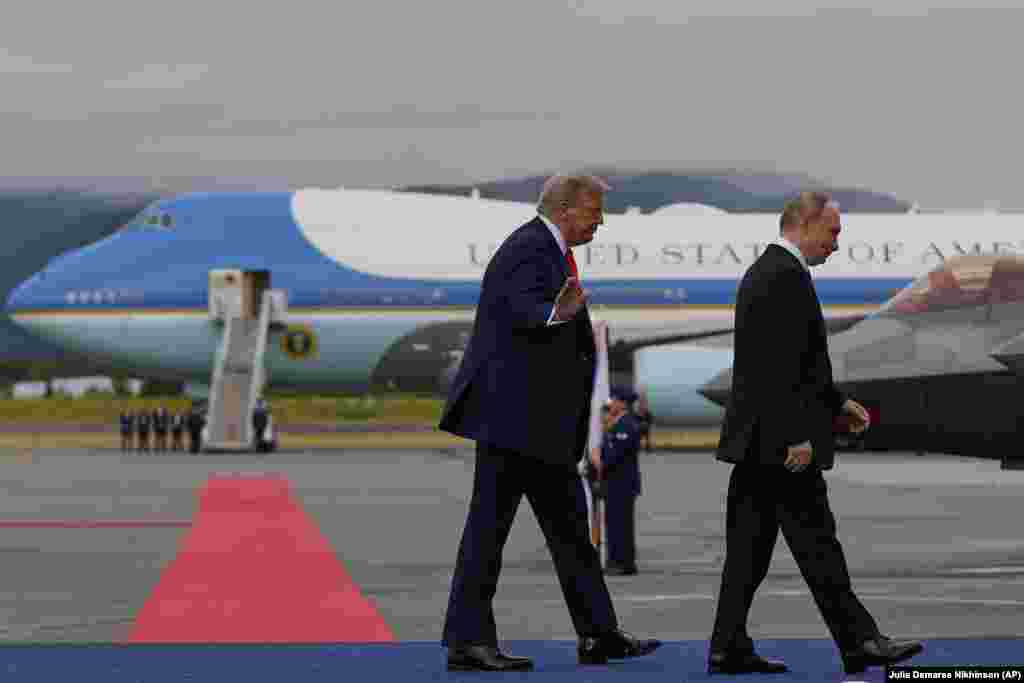 Президент США Дональд Трамп і президент Росії Володимир Путін йдуть від журналістів