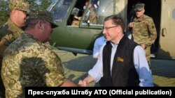 Спеціальний представник адміністрації США щодо врегулювання ситуації на сході України Курт Волкер (у цивільному) на Донбасі, 23 липня 2017 року (фото прес-центру Штабу АТО)