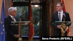 Šef Delegacije EU u Crnoj Gori Mitja Drobnič uručio je predsjedniku Vlade Igoru Lukšiću Izvještaj Evropske komisije, Podgorica, 10. oktobar 2012.