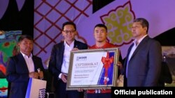 Акжол Махмудовго белек тапшыруу учуру.