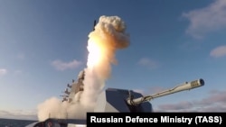 Снимката, предоставена от руската армия, показва момента на изстрелване на руска ракета от кораб в Черно море. 