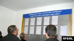 «Səhər tezdən növbədə dayanmışam, siz isə başqalarından çek qəbul edirsiniz…»