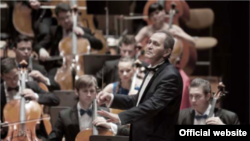 Cristian Mandeal la pupitrul Orchestrei de Tineret