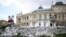 Teatrul Național Academic de Operă și Balet din Odesa, protejat de saci umpluți cu nisip, 22 iunie 2022.