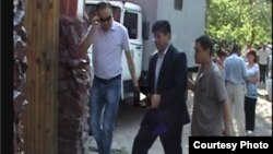 Экс-министр Равшанбек Сабировду Биринчи май райондук сотуна алып келүүдө. 6-июль, 2012-жыл. 