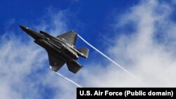 Avion de luptă F-35 Lightning II din dotarea armatei Statelor Unite.