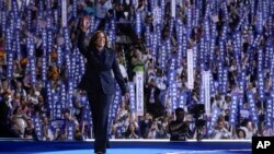 Kamala Harris na demokratskoj nacionalnoj konvenciji na kojoj je i zvanično prihvatila nominaciju i održala govor kao kandidatkinja Demokratske stranke za Bijelu kuću, Chicago, 22. avgusta, 2024.