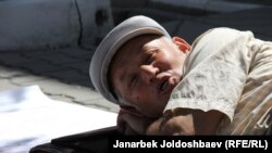 Кыргызстандык укук коргоочу Өндүрүш Токтонасыров 2012-жылы 27-августта да Бишкектеги Беларус элчилигинин алдында пикетке чыгып, расмий Минск издөөдөгү Жаныш Бакиевди Кыргызстанга өткөрүп бериши керек деген талабын билдирген. Архив. 27.8.2012.