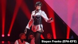 Співачка Maruv 