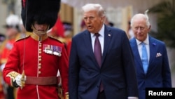 Президент Дональд Трамп і король Великої Британії Чарльз III оглядають Почесну варту після прибуття до Віндзорського замку, 17 вересня 2025 року