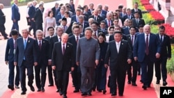 ჩინეთის სახელმწიფოს მეთაური სი ძინპინი(ცენტრში) რუსეთის პრეზიდენტ ვლადიმირ პუტინსა და ჩრდილოეთ კორეის ლიდერ კიმ ჩენ ინთან ერთად მიუძღვის პეკინში, სამხედრო აღლუმზე მიწვეულ სხვადასხვა ქვეყნის მეთაურებს. 2025 წლის 3 სექტემბერი