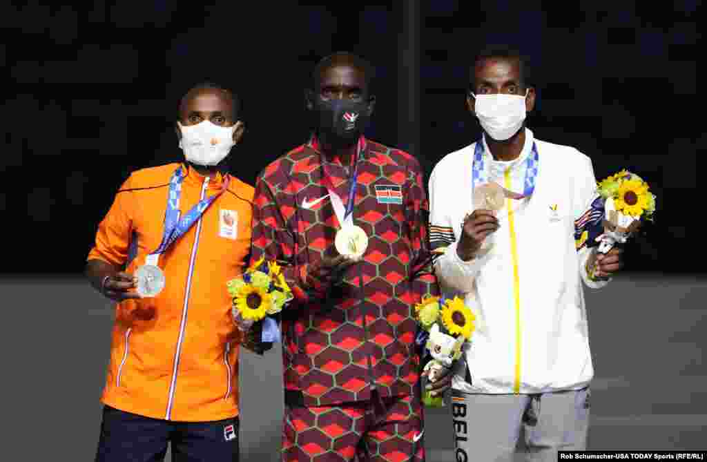 Салтанатта марафондон байге уткан спортчулар сыйланды. Кениялык Элиуд Кипчоге Токио Олимпдасынын чемпиону болду.