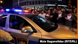 Одни говорят, что причиной всему – бездействие полиции, другие возлагают ответственность на оппозицию