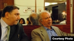 امیرمصدق کاتوزیان (چپ) در کنار ایرج گرگین