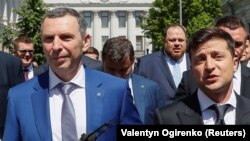 Szerhij Sefir (balra) Volodimir Zelenszkij elnökkel 2019-ben Kijevben