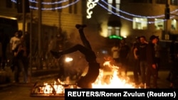 Egy palesztin tüntető Jeruzsálemben 2021. május 9-én.